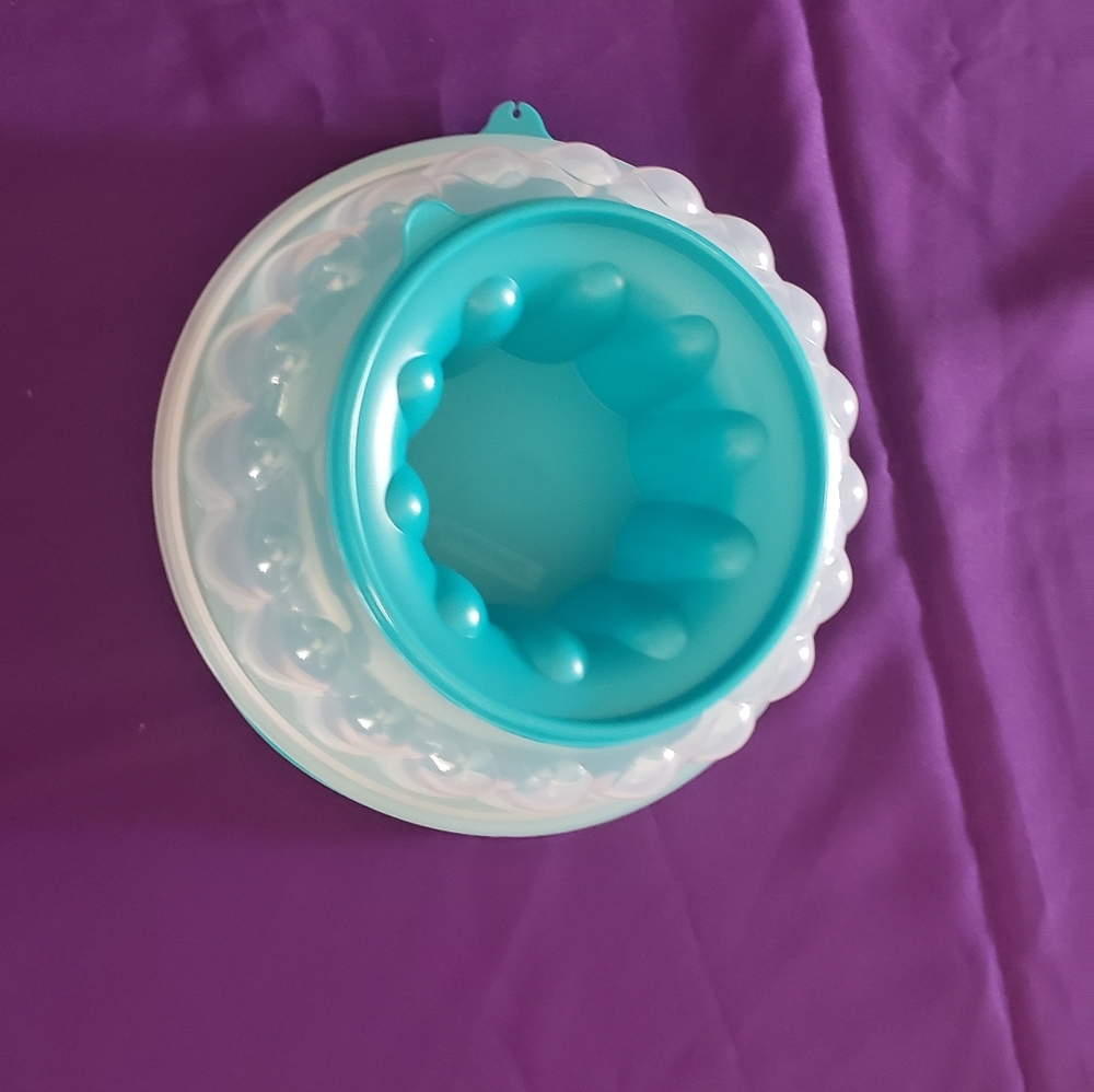 Tupperware - Picture 6 of 16
